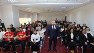 İl Sağlık Müdürü Nacar, gençlere tecrübelerini anlattı