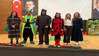 İlkokul öğrencilerinin tiyatro coşkusu