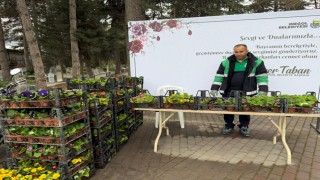 İnegölde bayram öncesi mezarlıklar çiçek bahçesine büründü