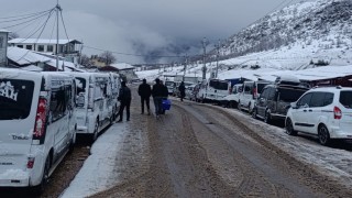 Irak sınırında sistem çilesi: Vatandaşlar kar altında sabahlıyor