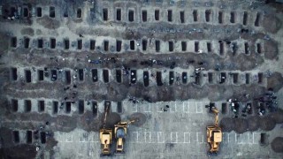 İran Dışişleri Bakanı Arakçi ilkokula düzenlenen saldırıda ölen çocuklar için kazılan mezarları paylaştı