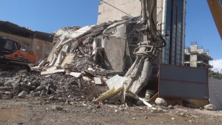 İş  makinasının kolona son dokunuşu 7 katlı binayı yerle bir etti