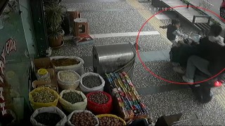 İş yerinden fırlayan 5 yaşındaki çocuğun ölümden döndüğü kaza anları güvenlik kamerasına yansıdı