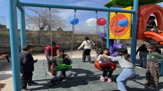 İşçi olarak Almanyaya gitti, ilçesindeki çocuklara oyun parkı yapıp yardımlarda bulundu