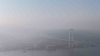 İstanbul güne sisle uyandı: Edirnekapıda sis bulutları arasında dalgalanan Türk Bayrağı görsel şölen sundu