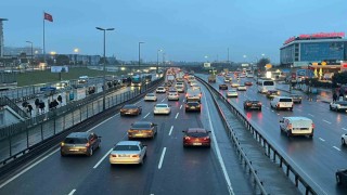 İstanbulda bayram sonrası haftanın ilk günü sabah saatlerinde trafik yoğunluğu oluştu