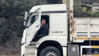 İstanbulda kamyon sürücüsü göle dönen yolda mahsur kaldı