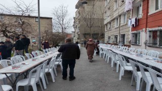 İstanbulda komşuluk geleneğini sürdüren mahalle aynı sofrada 11inci kez iftar yaptı