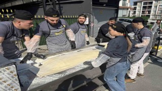 İstanbulda lahmacun rekoru: 63 metrelik dev lahmacun Guinnesse girdi