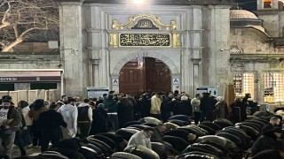 İstanbulda vatandaşlar Kadir Gecesinde Eyüpsultan Camiine akın etti