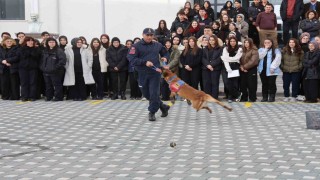 İtaat köpeği Nefesten öğrencilere nefes kesen gösteri
