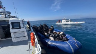 İzmir açıklarında denizde sürüklenen bottaki 30 göçmen kurtarıldı