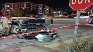 İzmirde motosiklet ile otomobil çarpıştı: 1 ölü, 2 yaralı