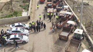 Jandarma 85 traktör sürücüsüne eğitim vererek reflektör dağıttı