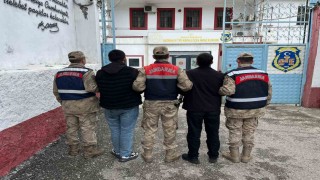 Jandarmadan nokta operasyon: 15 yılı aşkın cezası bulunan 2 firari yakalandı