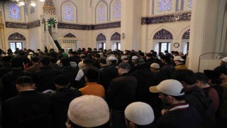 Japonyadaki Tokyo Camiinde bayram namazı yoğun katılım nedeniyle 5 kez kılındı