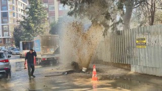Kadıköyde inşaat çalışmasında boru patladı: Sular apartman boyunu aştı
