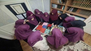 Kadın kursiyerlerden Afrikaya Kuran-ı Kerim hediyesi
