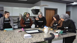 Kadınlar bu kursta hem öğreniyor, hem ailelerine destek oluyor