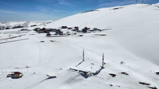 Kadırga Yaylasındaki üstü açık camiden kar manzaraları