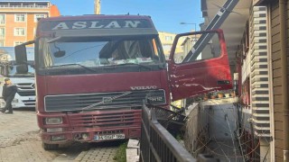 Kağıthanede inanılmaz kaza: El frenini çekmeyi unuttuğu hafriyat kamyonunu durdurmaya çalışırken aşağı düştü