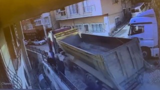 Kağıthanede kayan hafriyat kamyonunu durdurmaya çalışırken aşağı düşen şoför hayatını kaybetti