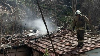 Kağıthanede korkutan gecekondu yangını, evi yanan kadını mahalleli teselli etti