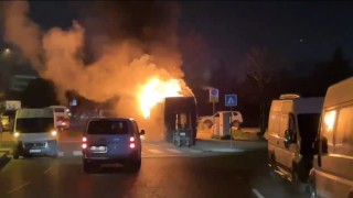 Kağıthanede park halindeki midibüs alevlere teslim oldu