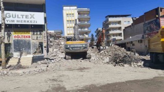 Kahtada yıkım molozları esnafı mağdur ediyor
