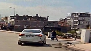 Kaldırımda yürüyen kadının boynundaki kolyeyi çalarak kaçtı