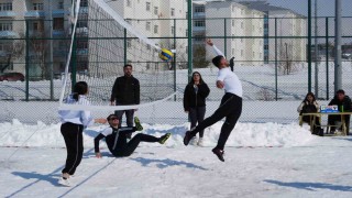 Kampüste kar voleybolu heyecanı