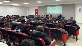 Kamu ve sektör temsilcileri tecrübelerini öğrencilerle paylaştı