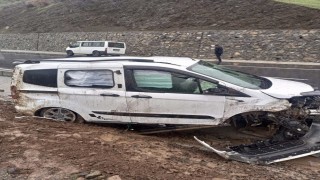 Kamyonetin takla atmasıyla aynı aileden 5 kişi yaralandı