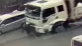 Kamyonun çarptığı yaşlı adam ağır yaralandı