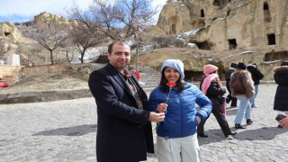 Kapadokyada kadın turistlere çiçekli 8 Mart sürprizi