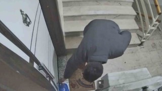 Kapı kapı para topladı, gözü kargoda kaldı: Güvenlik kamerası hırsızlığa engel oldu