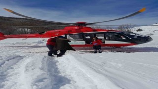 Kar engeli ambulans helikopterle aşıldı