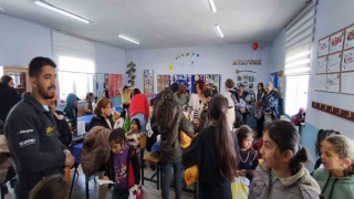 Kar tünellerinden geçerek zorlu yolları aştılar, kış şartlarında 2 bin 700 rakımlı köyde minik yürekleri ısıttılar