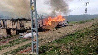 Karabükte 2 katlı ahşap ev alevlere teslim oldu