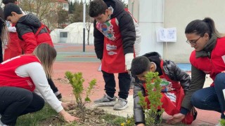 Karabükte öğrenciler hatıra fidanlarını toprakla buluşturdu