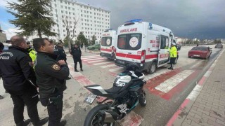 Karamanda motosiklet otomobile çarptı: 1 yaralı