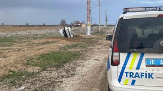 Karamanda otomobil devrildi: Araçtaki 5 kişi kazayı burnu bile kanamadan atlattı