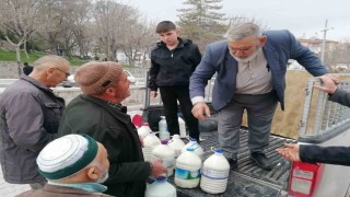 Karapınarda gönülleri ısıtan dayanışma: 20 ton sütü ücretsiz dağıttı