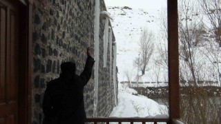 Kars eksi 15i gördü: Çatılarda 3 metrelik buz sarkıtları oluştu