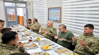 Kars Valisi Polat, iftarını sınırda Mehmetçik ile açtı
