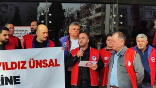 Karşıyakada 7 aydır maaş alamayan işçiler belediye kapısında