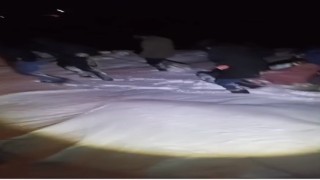 Karsta 85 yaşındaki hasta leğenle taşınarak ambulansa ulaştırıldı