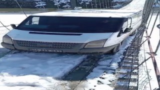 Karsta asma köprüde minibüs mahsur kaldı