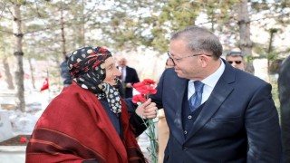 Karsta bayramda şehitliğe anlamlı ziyaret