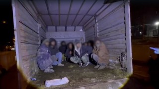 Karsta kamyonet kasasından 12 kaçak göçmen çıktı: 4 organizatör tutuklandı